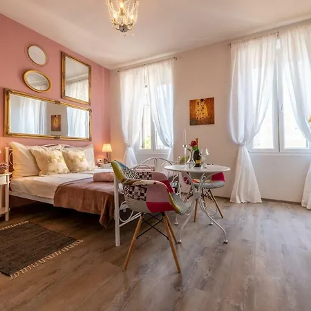 Old City Romantic Studios 3 Pula Exterior photo